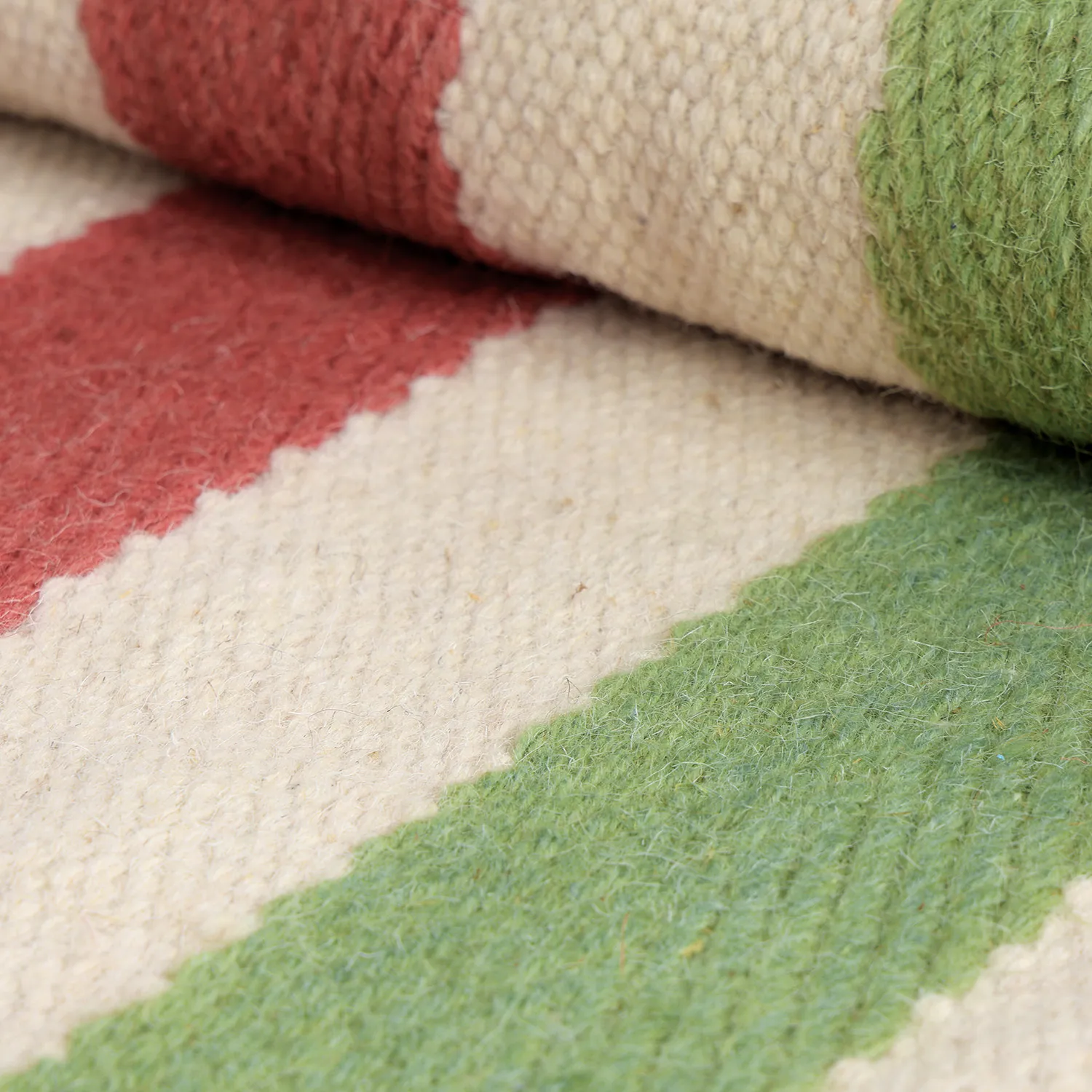 Tapis en laine irrégulière - Kystaro (crème/vert/rouge)