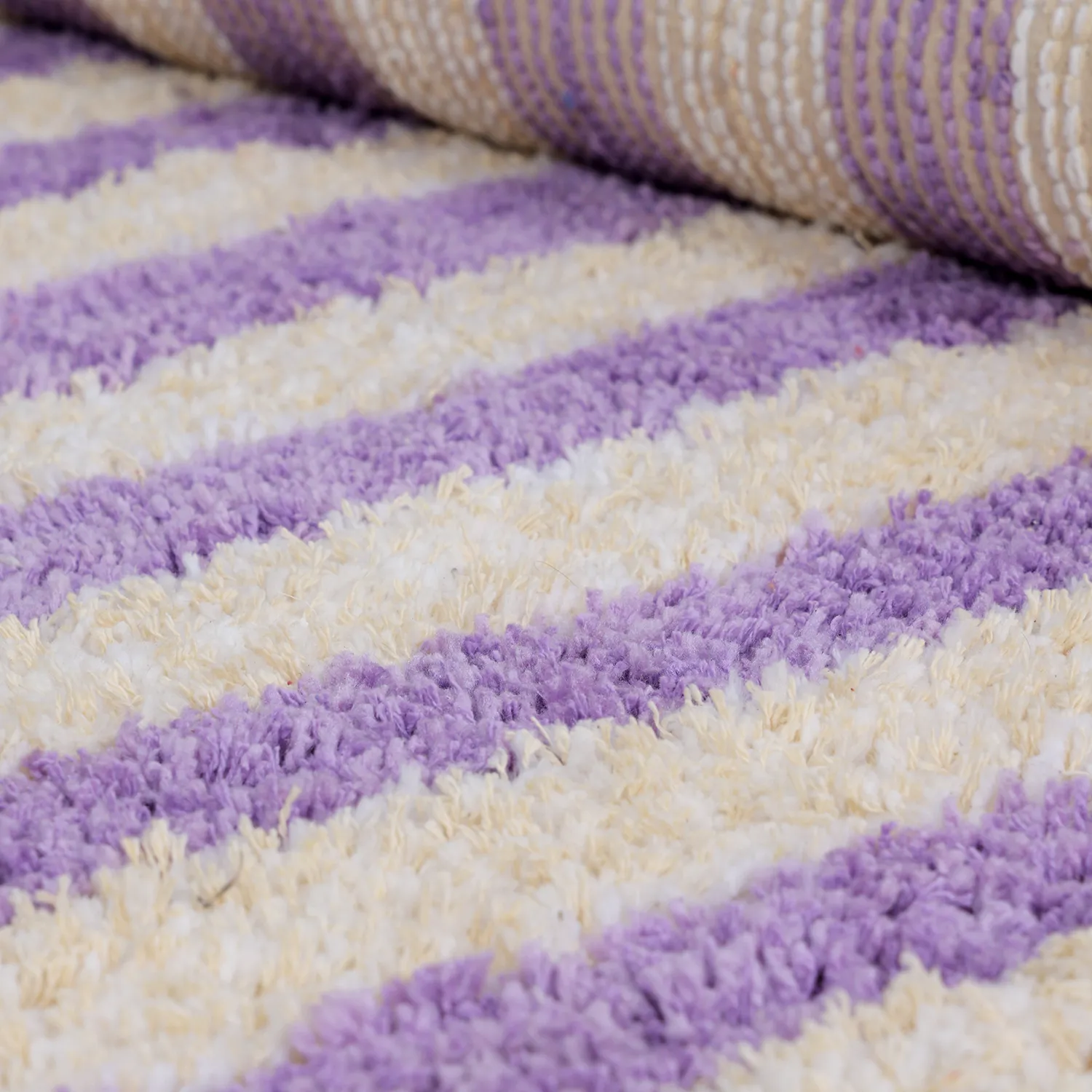 Tapis shaggy - Thira Stripe Cotton Shaggy (crème/violet clair)